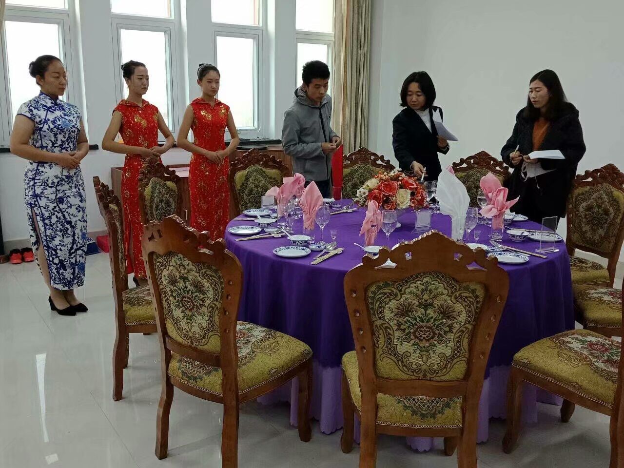 中餐宴会摆台.jpg