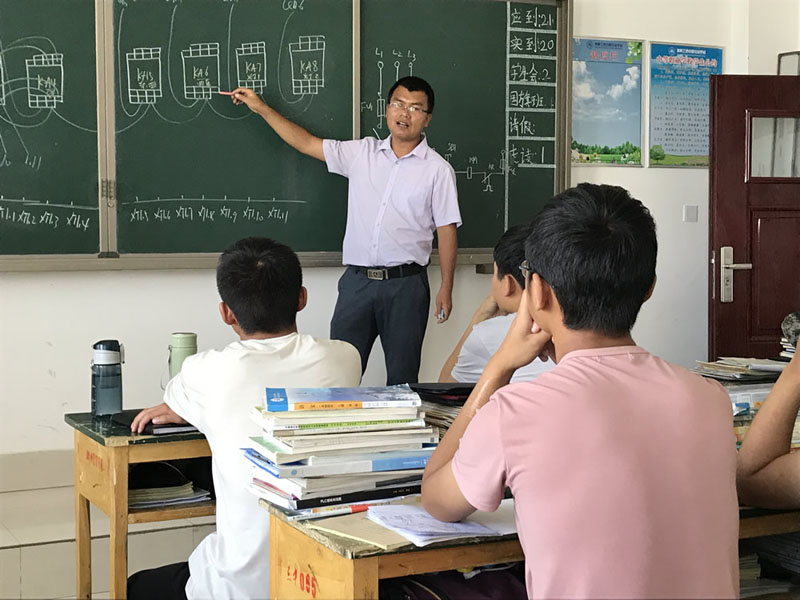 兴趣小组辅导中.jpg