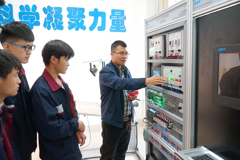 兴趣小组辅导中1.jpg